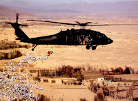 Психологическое давление на поле боя UH-60 Black Hawk (Черный Ястреб) сбрасывает пропагандистские листовки в афганской провинции Лоргар в 2010 году.